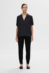 Selected Femme Blusa de manga curta confecionada com viscose Ecovero.  Azul