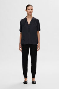 Selected Femme Blusa de manga curta confecionada com viscose Ecovero. 