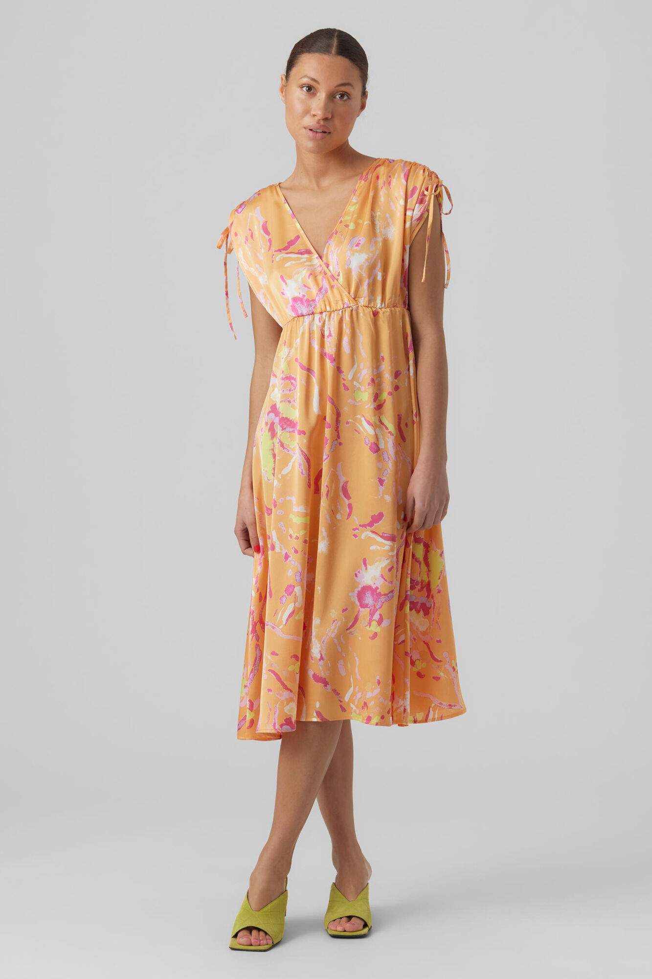 Vero Moda Vestido cruzado al pecho de tejido satinado