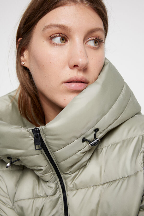 Esprit Abrigo corto puffer capucha y cuello alto Gris
