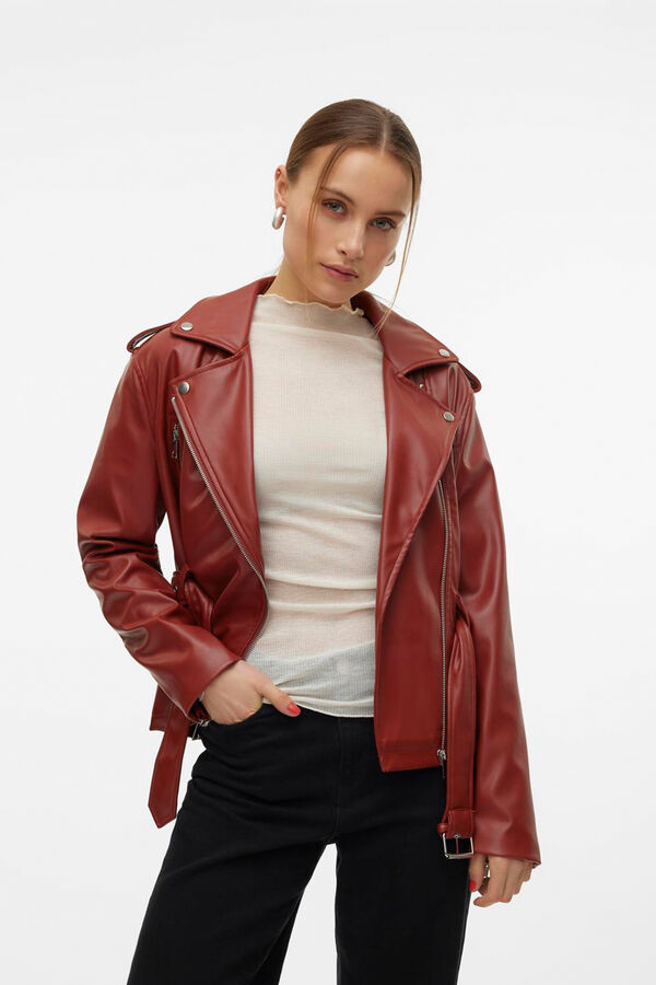 Vero Moda Chaqueta polipiel de mujer con cintur&oacute;n Marr&oacute;n oscuro