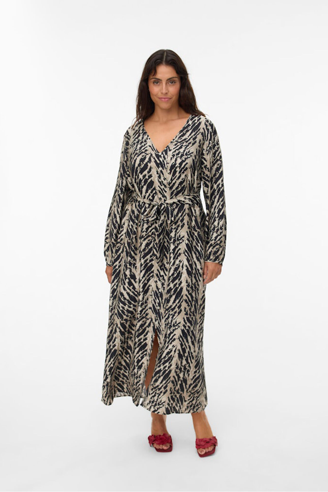 Vero Moda Curve Vestido de manga larga cuello pico Curve