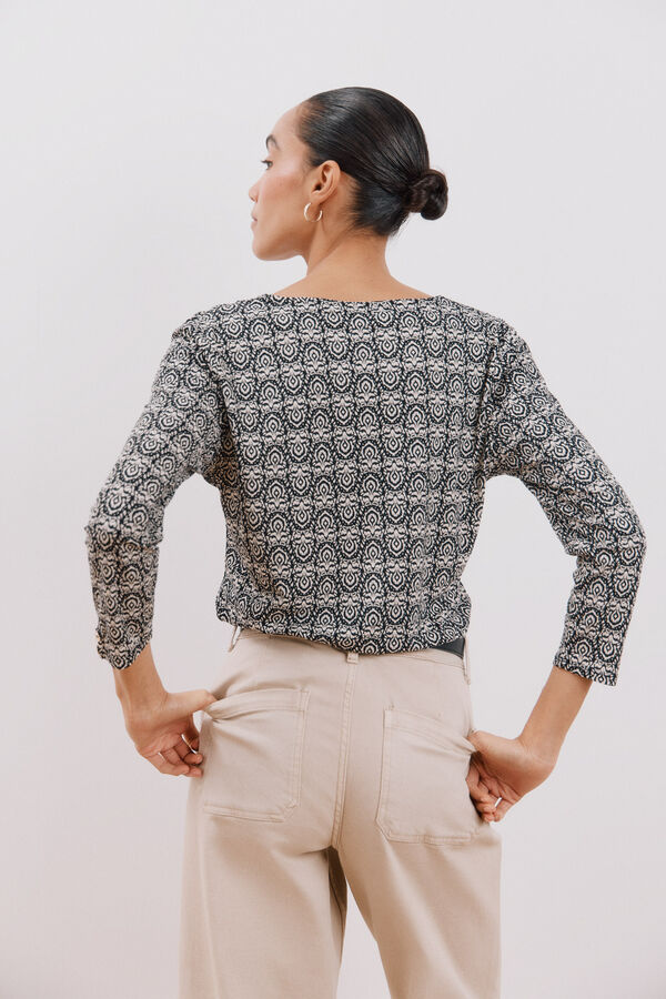 Cortefiel Camiseta fluida com decote em bico Impress&atilde;o