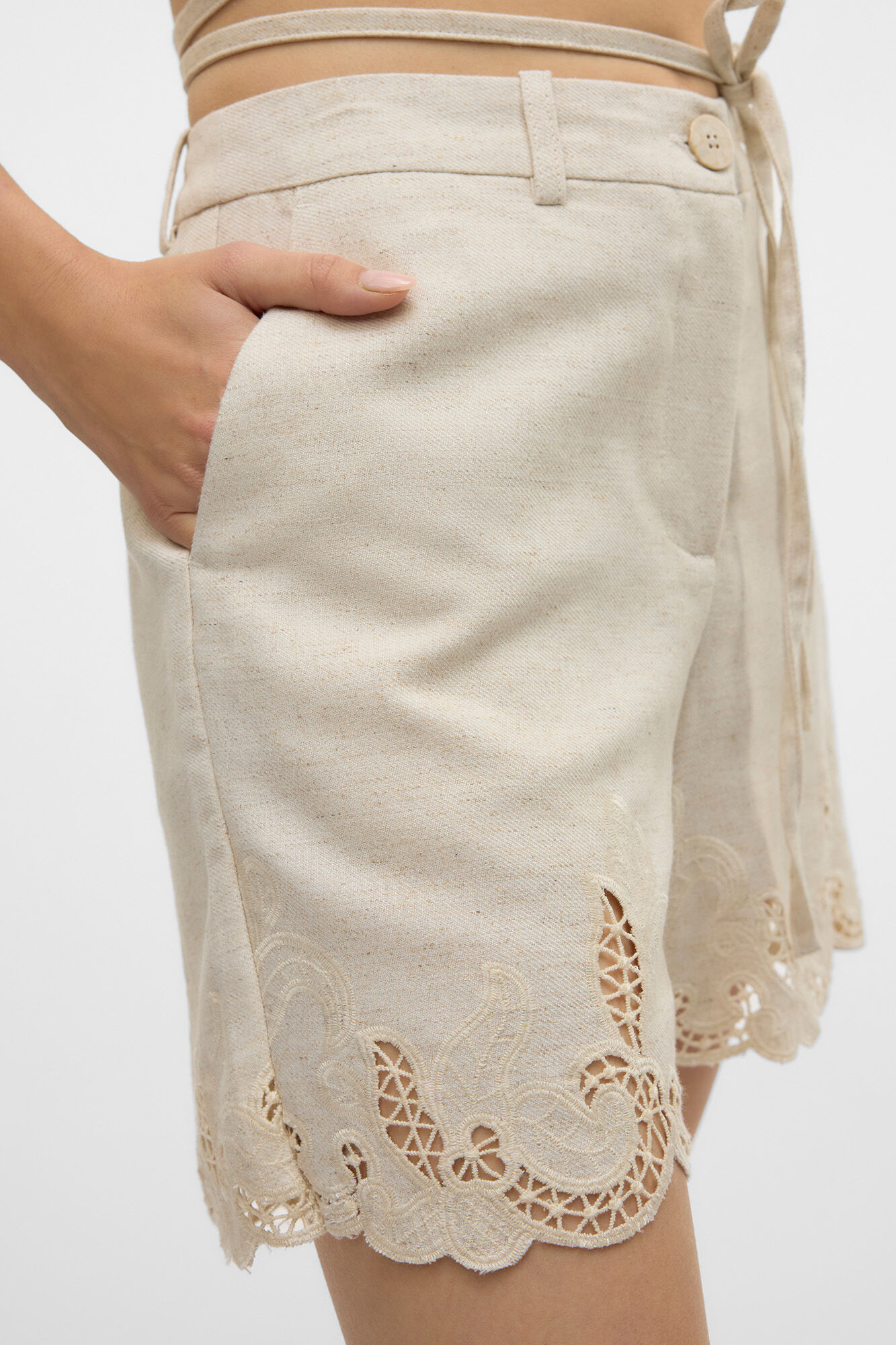 Vero Moda Pantal&oacute;n corto fluido con calados