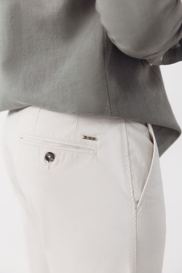 Cortefiel Bermuda chino leve Ecru