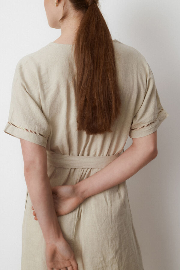 Vila Vestido curto de linho com cinto com la&ccedil;ada Castanho