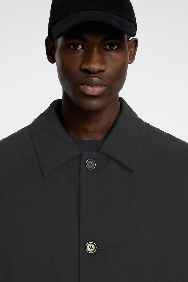 Selected Abrigo repelente al agua confeccionado con materiales reciclados. Negro