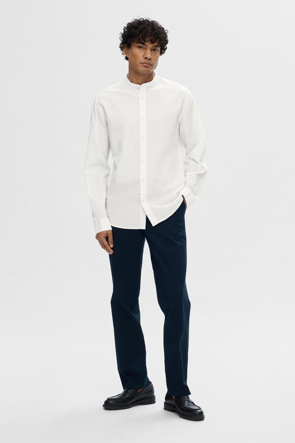 Selected Camisa de manga larga y cuello mao confeccionada con lino y algod&oacute;n org&aacute;nico. Blanco
