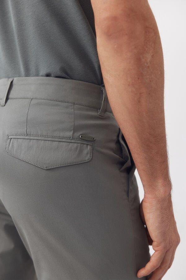 Cortefiel Pantal&oacute;n chino t&eacute;cnico slim ligero Kaki