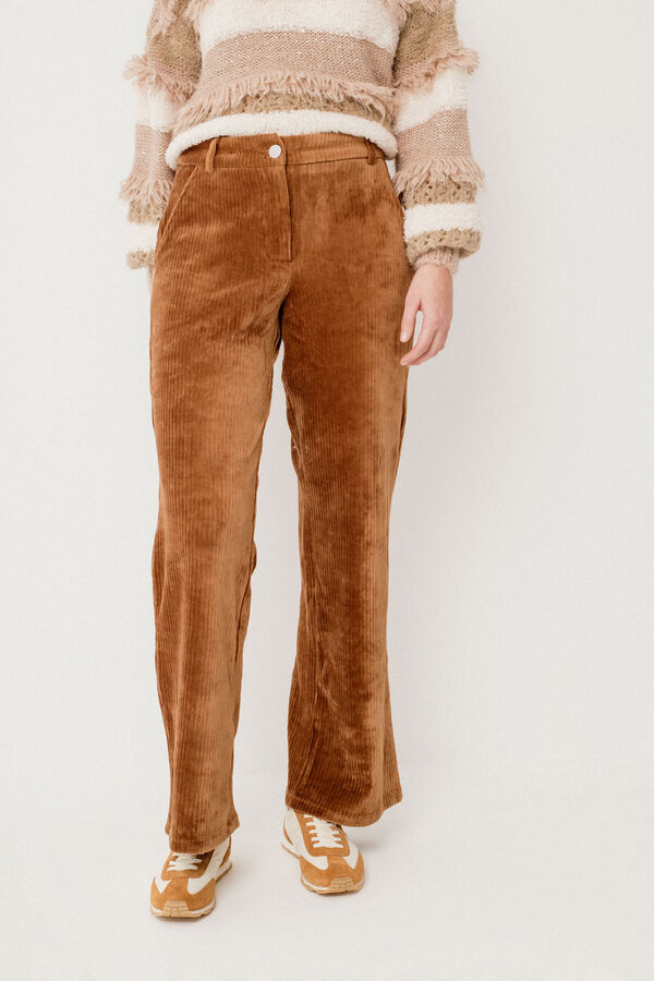 Vila Pantal&oacute;n largo de pana Marr&oacute;n