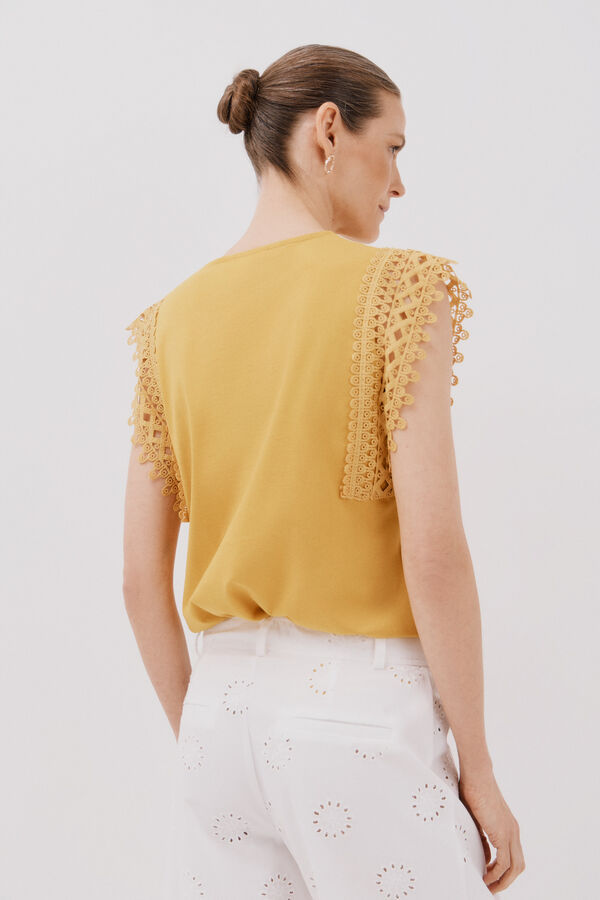 Cortefiel Camiseta manga guipur Dorado