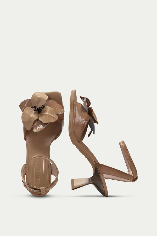 Hispanitas Sand&aacute;lia adorno flor tac&atilde;o DANIELLE Tostado