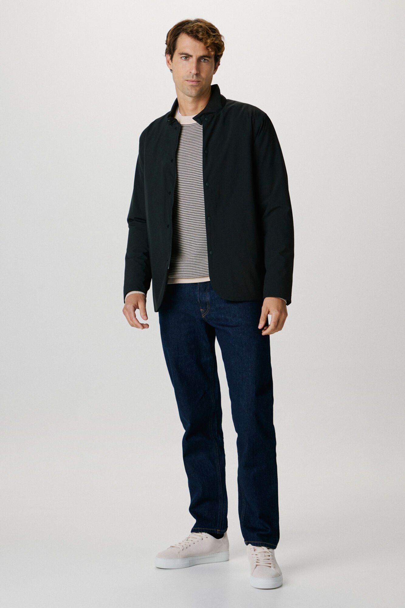 Selected Casaco t&eacute;cnico resistente &agrave; &aacute;gua e ao vento fabricado com materiais reciclados.