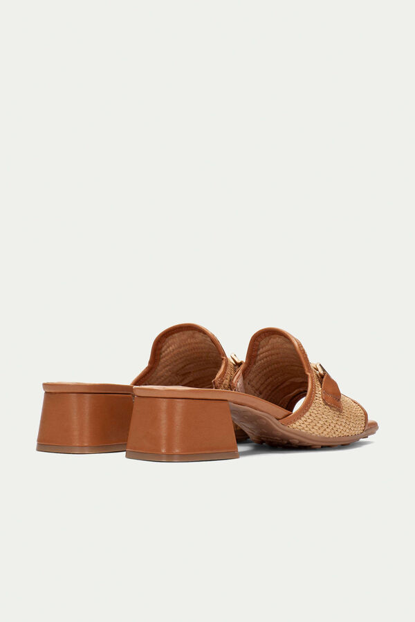 Hispanitas Sandalia Dallas destalonada rafia y adorno Marr&oacute;n