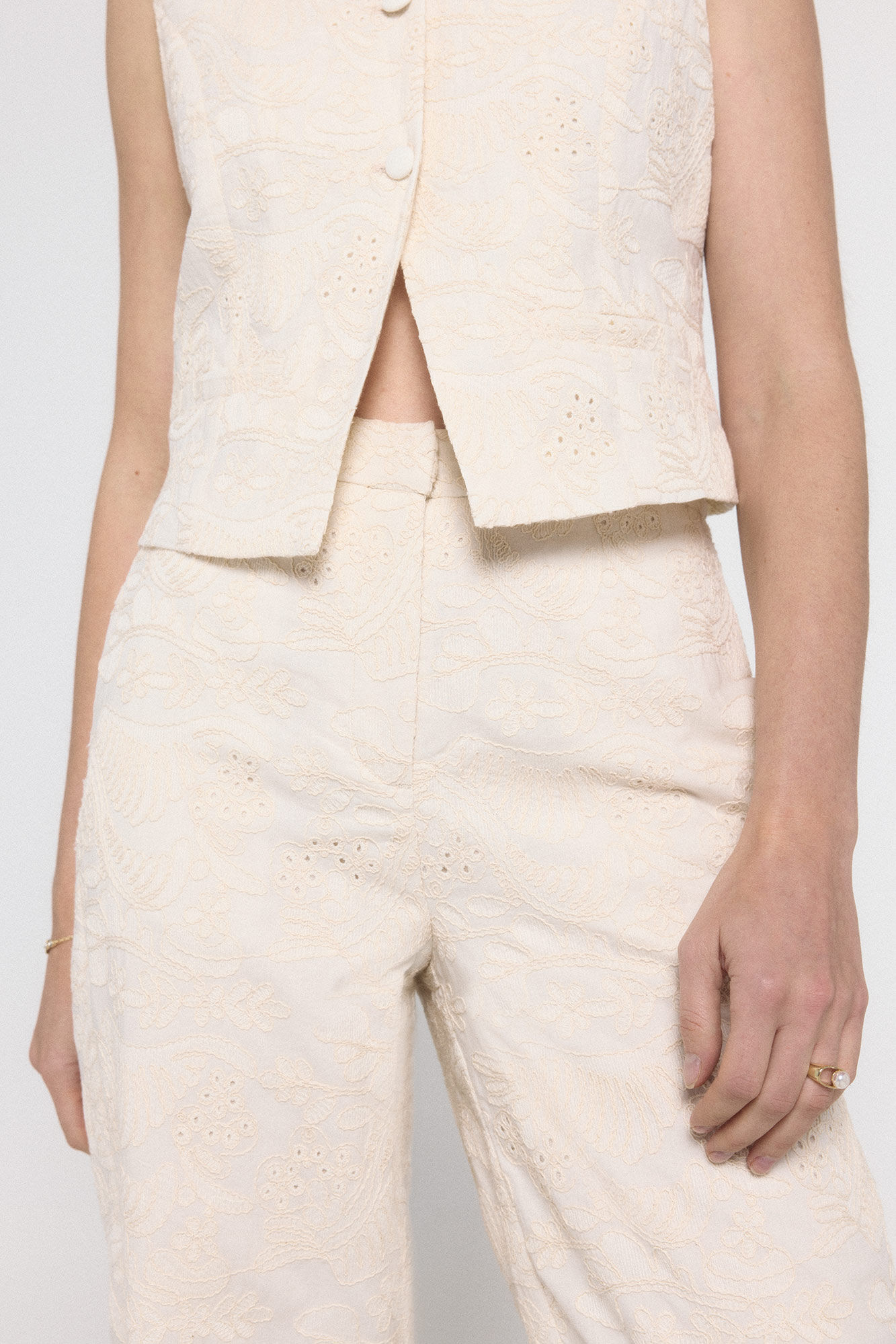 Vero Moda Pantal&oacute;n de tiro alto con bordados