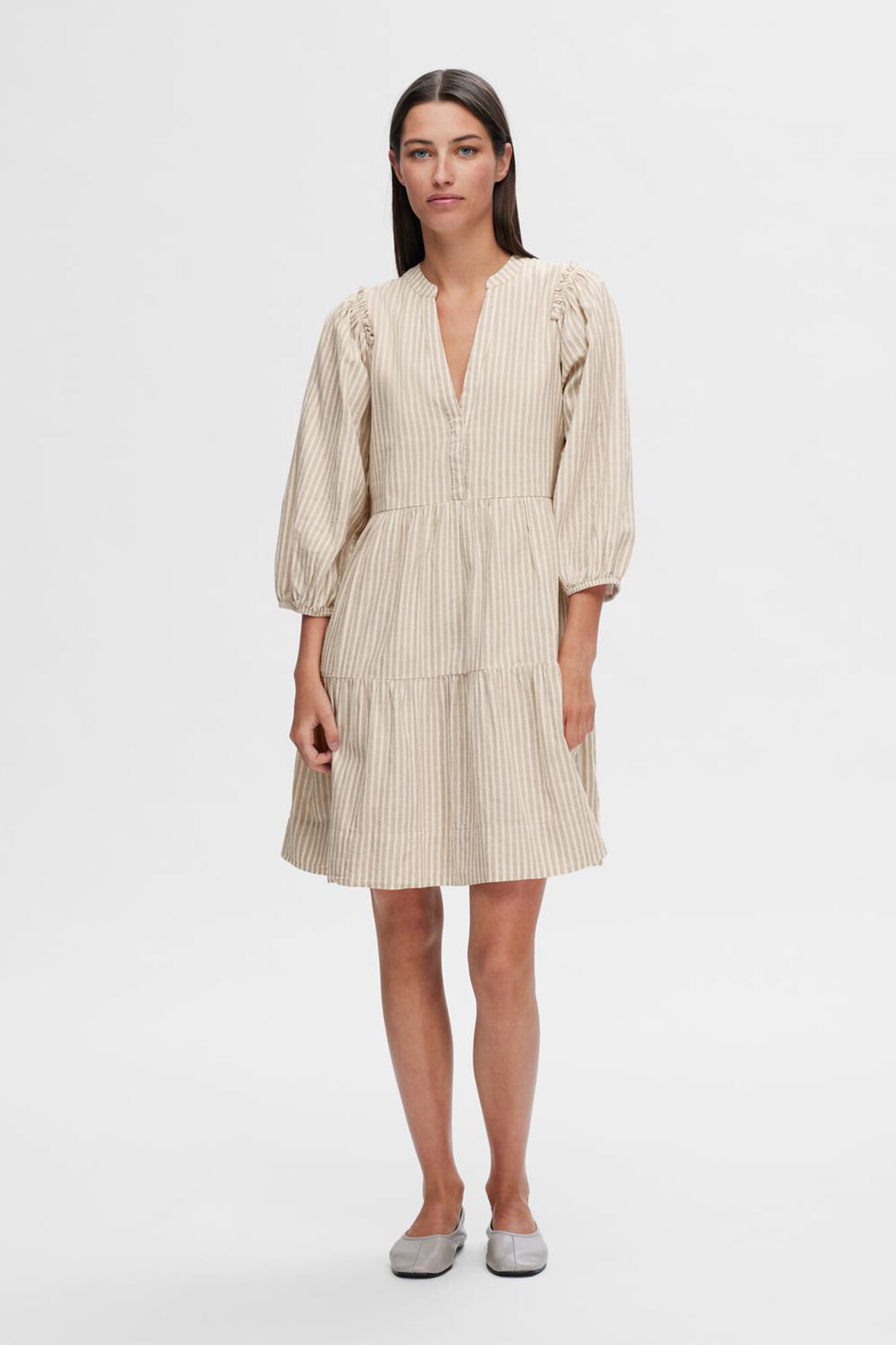 Selected Femme Vestido camisero corto confeccionado con lino org&aacute;nico.