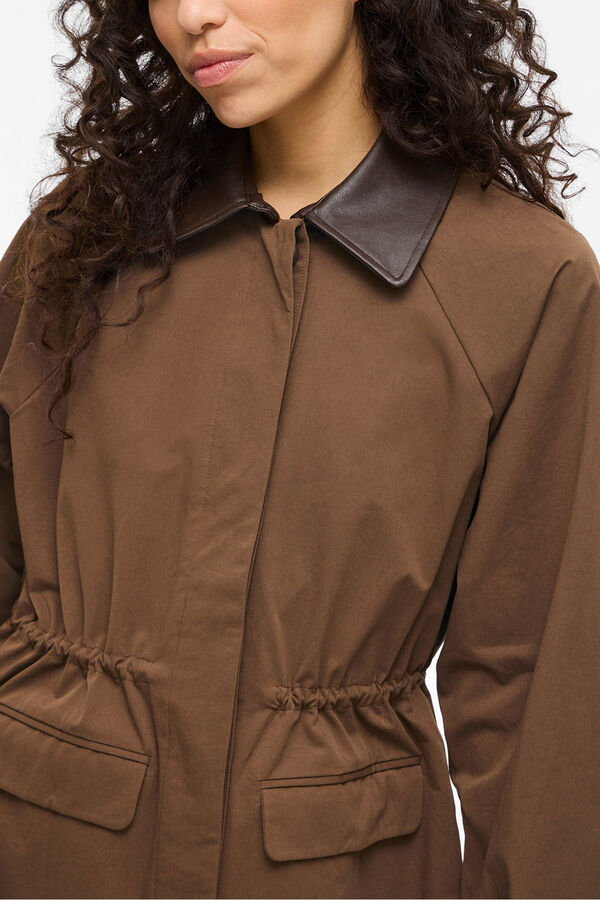 Vila Trench largo con cuello y pu&ntilde;os de polipiel Marr&oacute;n oscuro