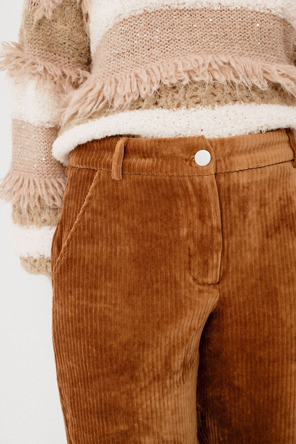 Vila Pantal&oacute;n largo de pana Marr&oacute;n