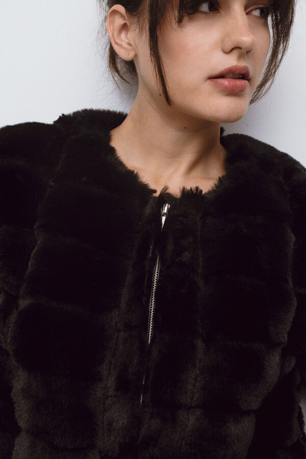 Vila Abrigo pelo sint&eacute;tico Negro