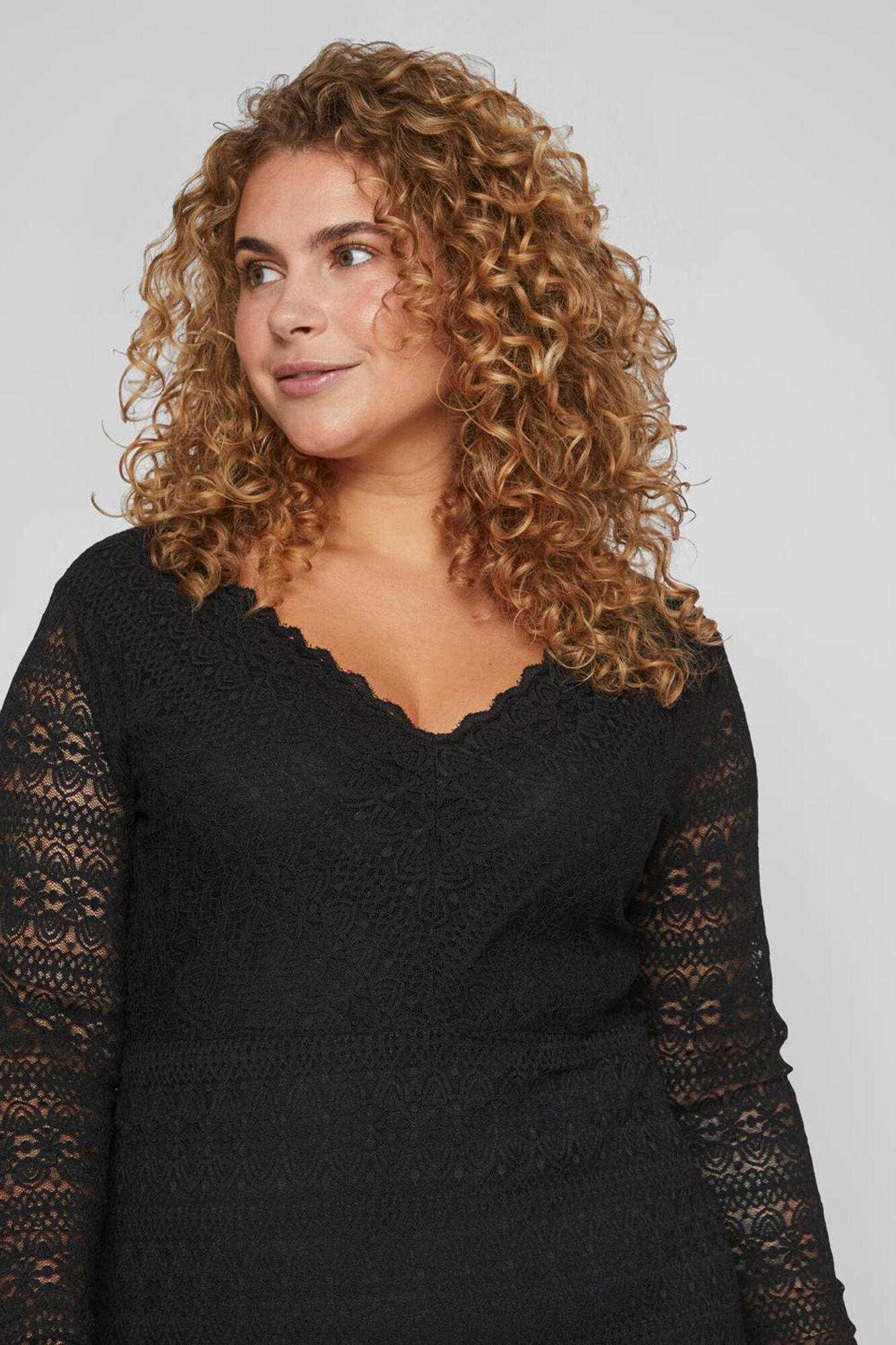 Evoked by Vila Vestido corto manga larga curvy