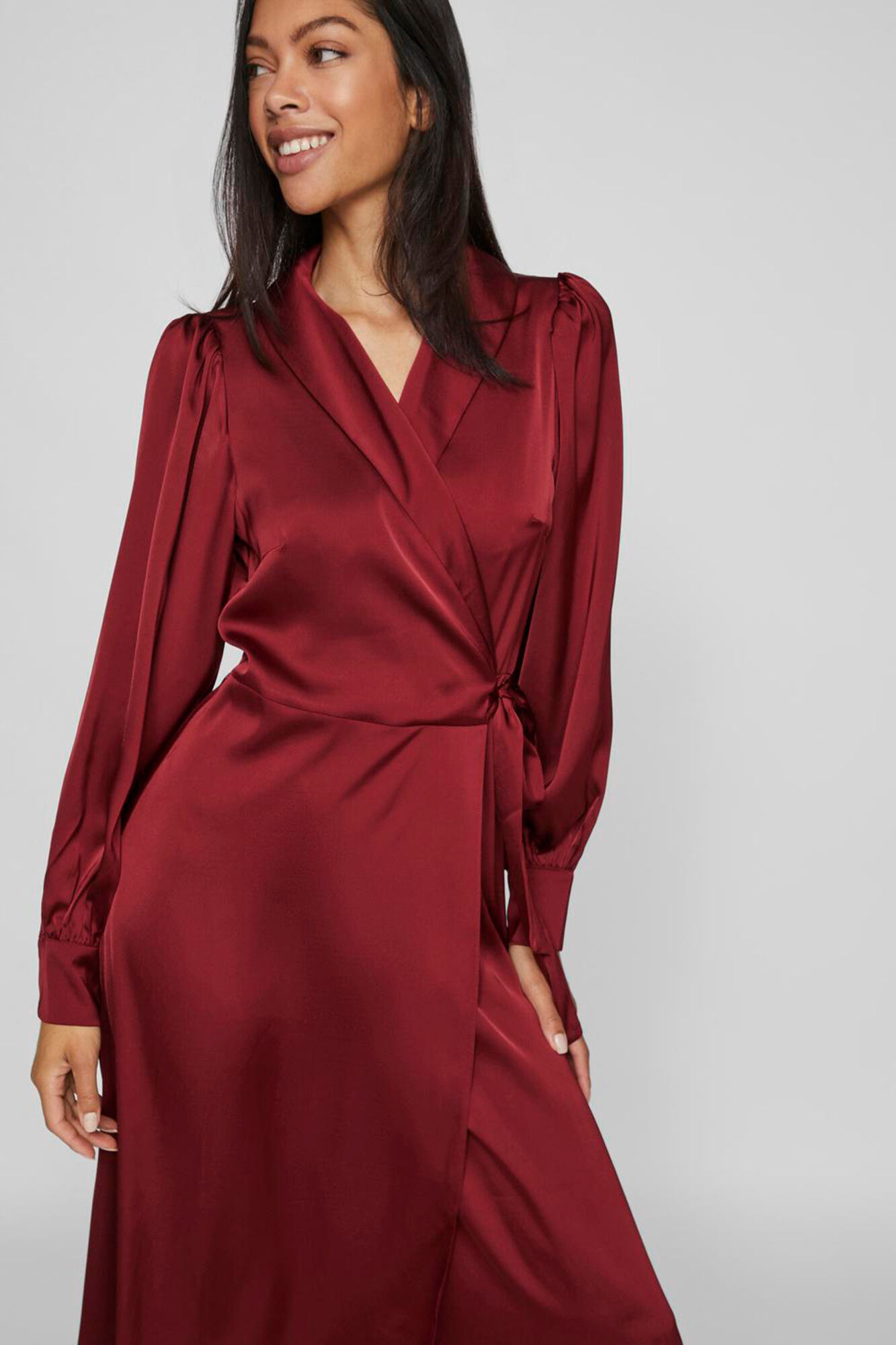 Vila Vestido midi cruzado satinado