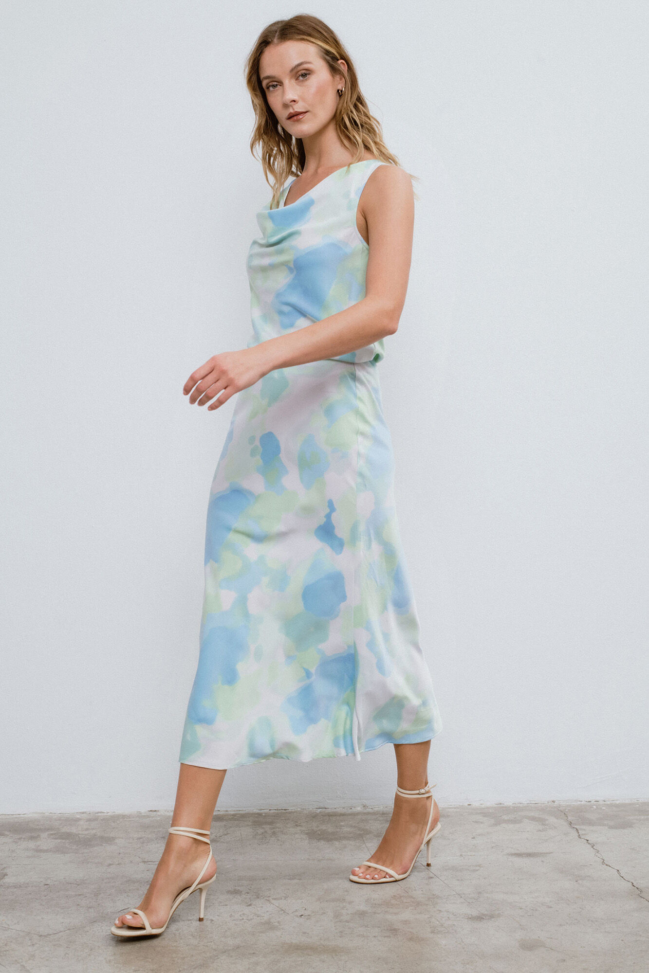 Vila Top satinado escote waterfall con viscosa