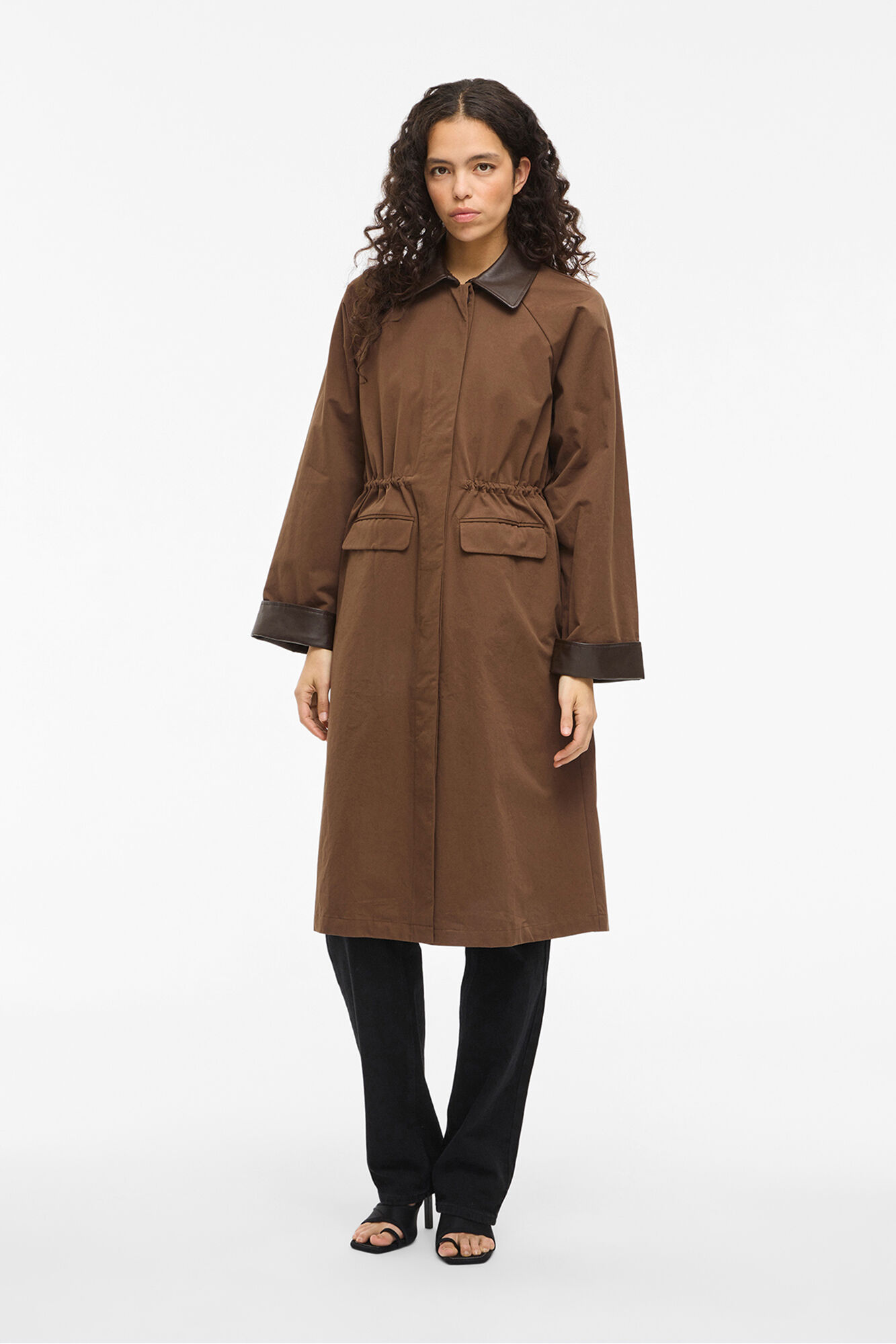 Vila Trench largo con cuello y pu&ntilde;os de polipiel