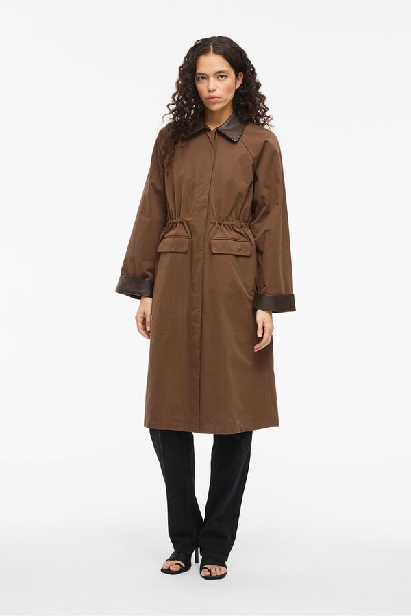 Vila Trench largo con cuello y pu&ntilde;os de polipiel Marr&oacute;n oscuro
