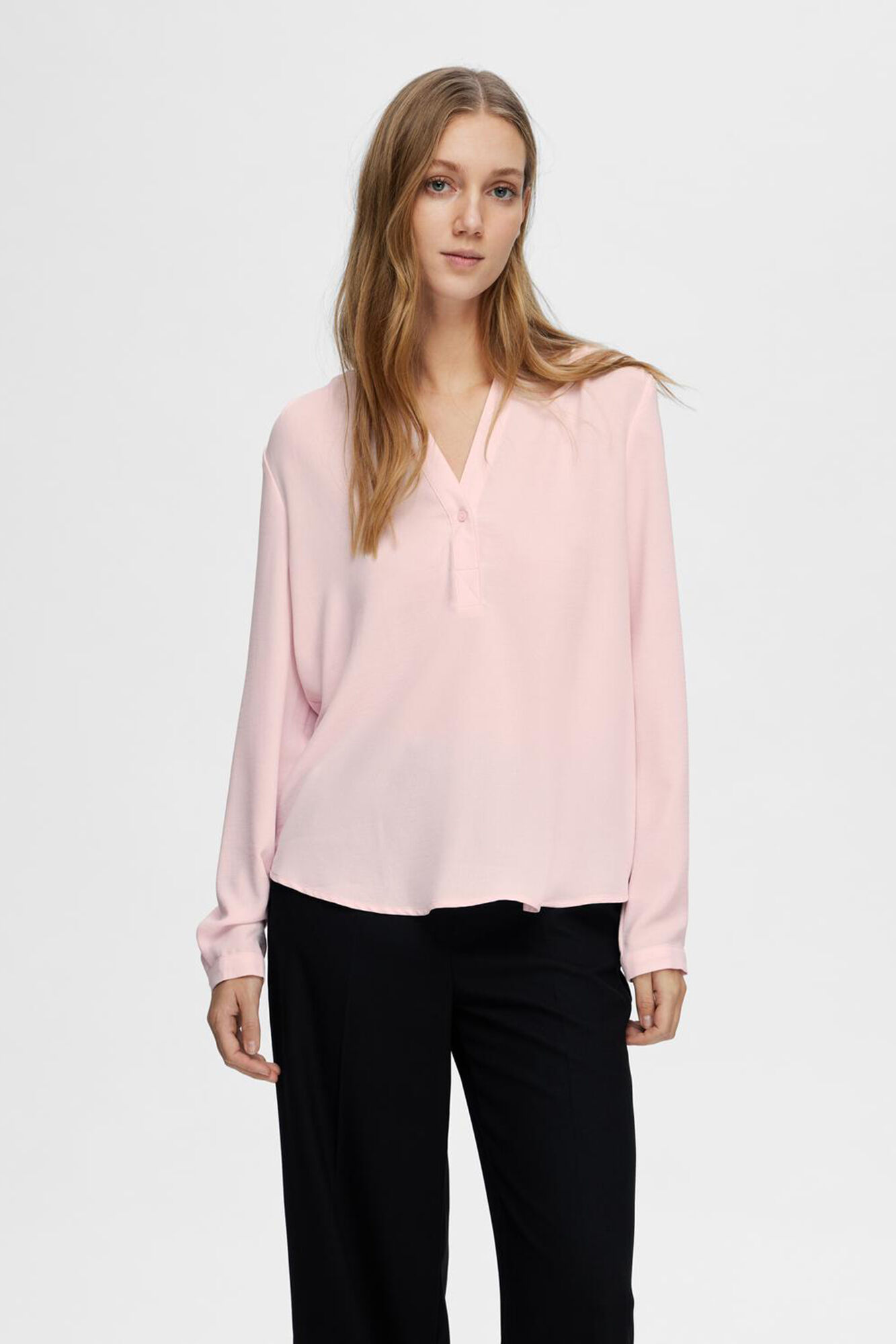 Selected Femme Blusa fluida con cuello de pico confeccionada con materiales reciclados