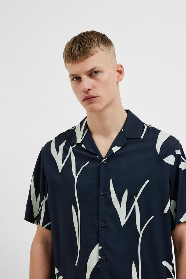 Selected Camisa de manga corta con print confeccionada 100% con viscosa Ecovero. Azul marino