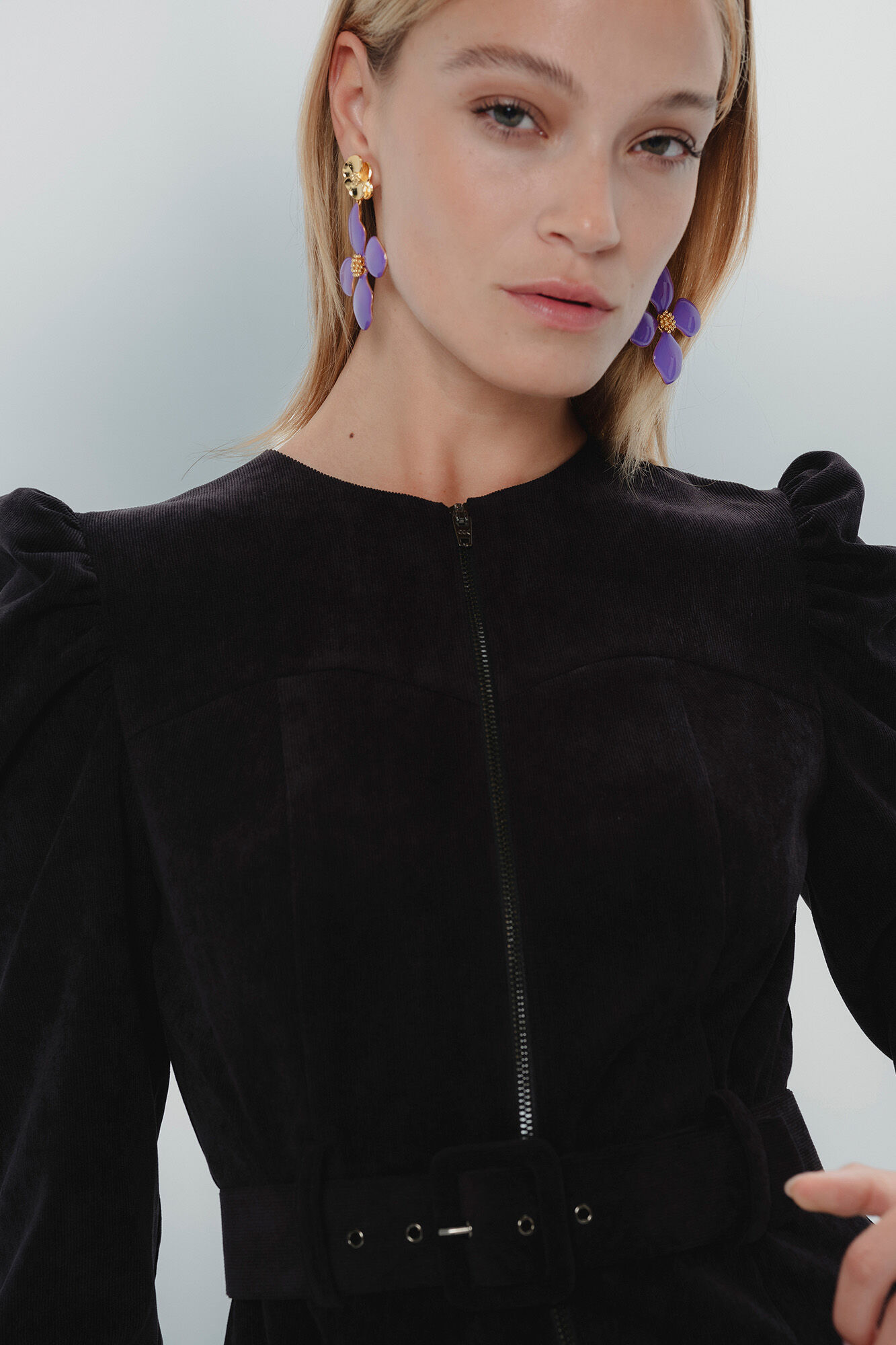 Dolores Promesas Vestido negro con manga abullonada