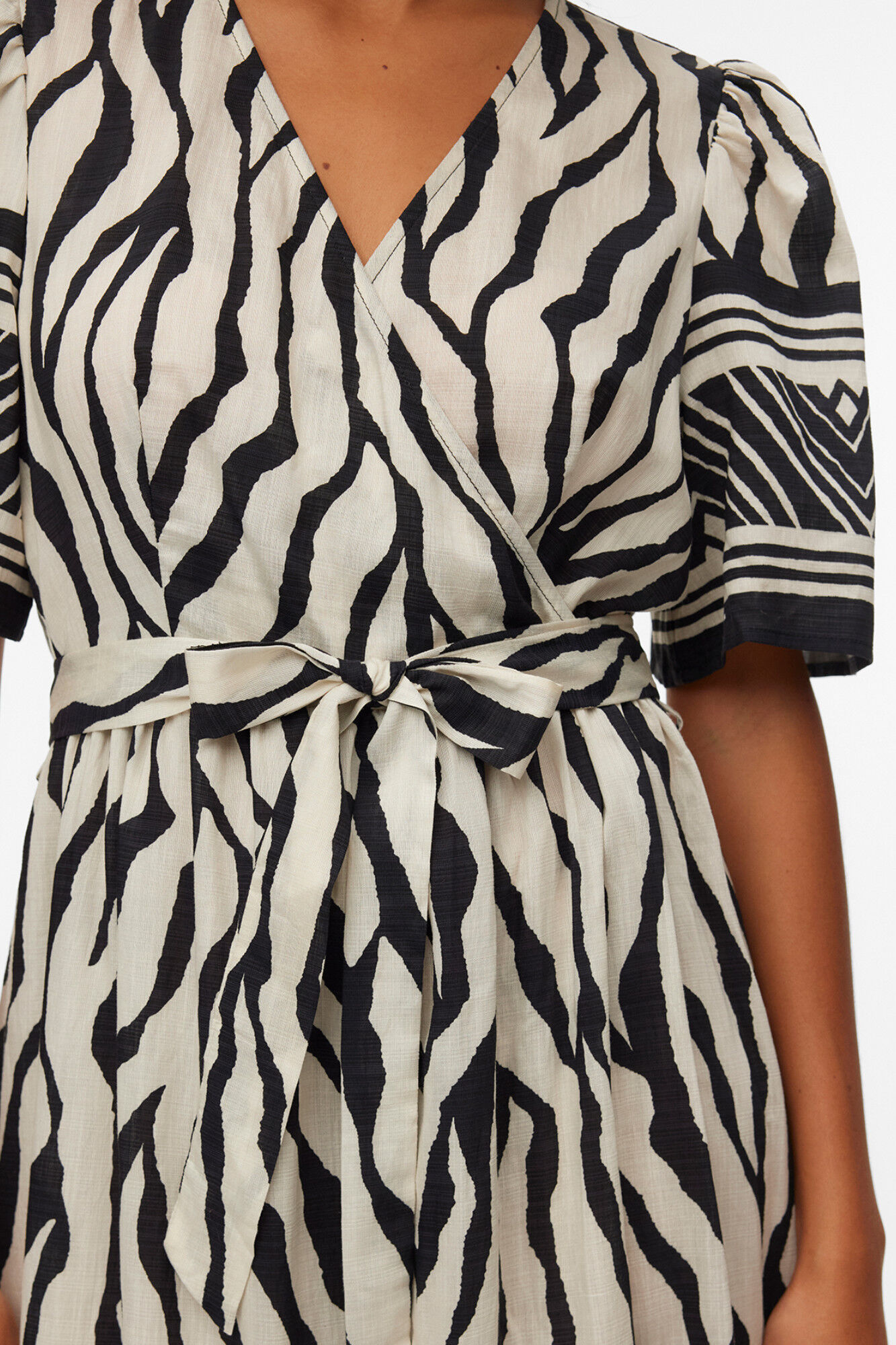 Vero Moda Vestido tobillero manga corta
