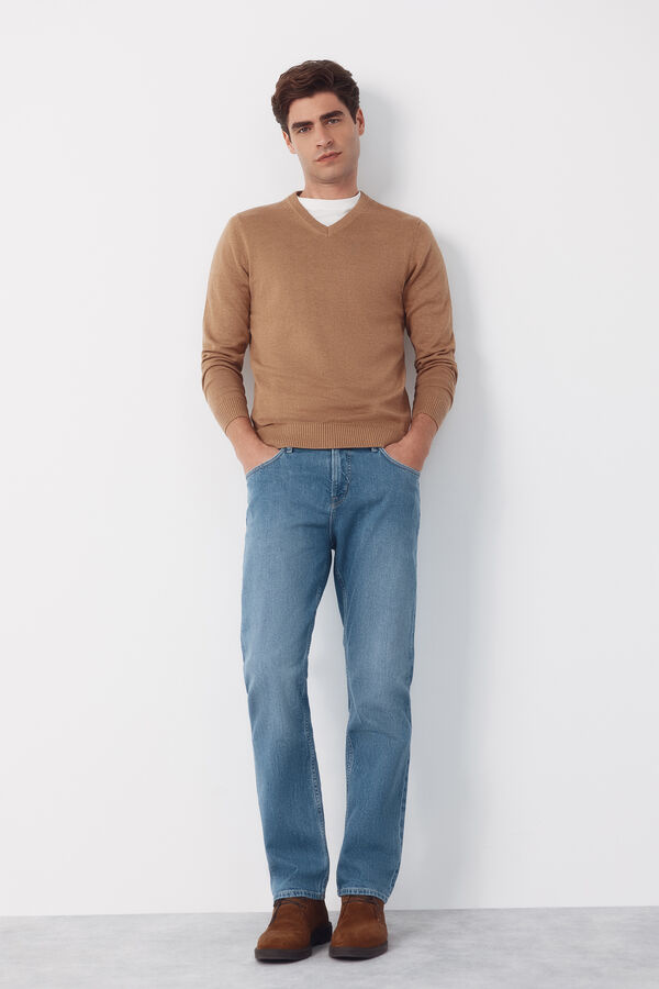 Cortefiel Jersey punto algod&oacute;n cuello pico b&aacute;sico Camel