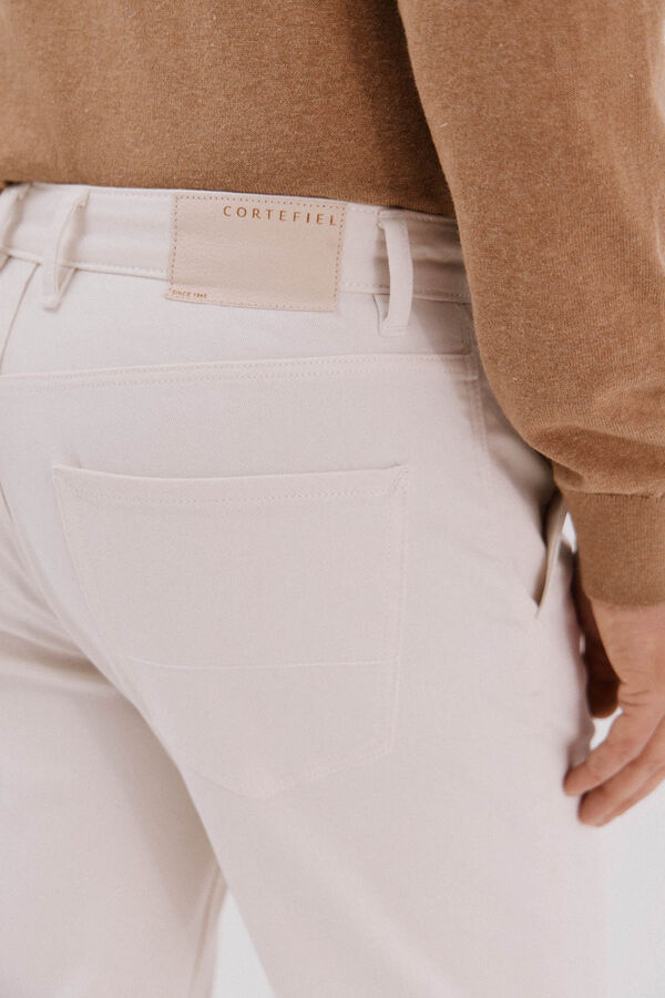 Cortefiel Pantal&oacute;n vaquero tapered fit Marfil