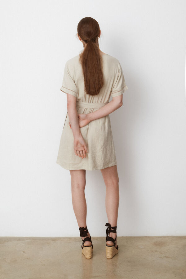 Vila Vestido curto de linho com cinto com la&ccedil;ada Castanho