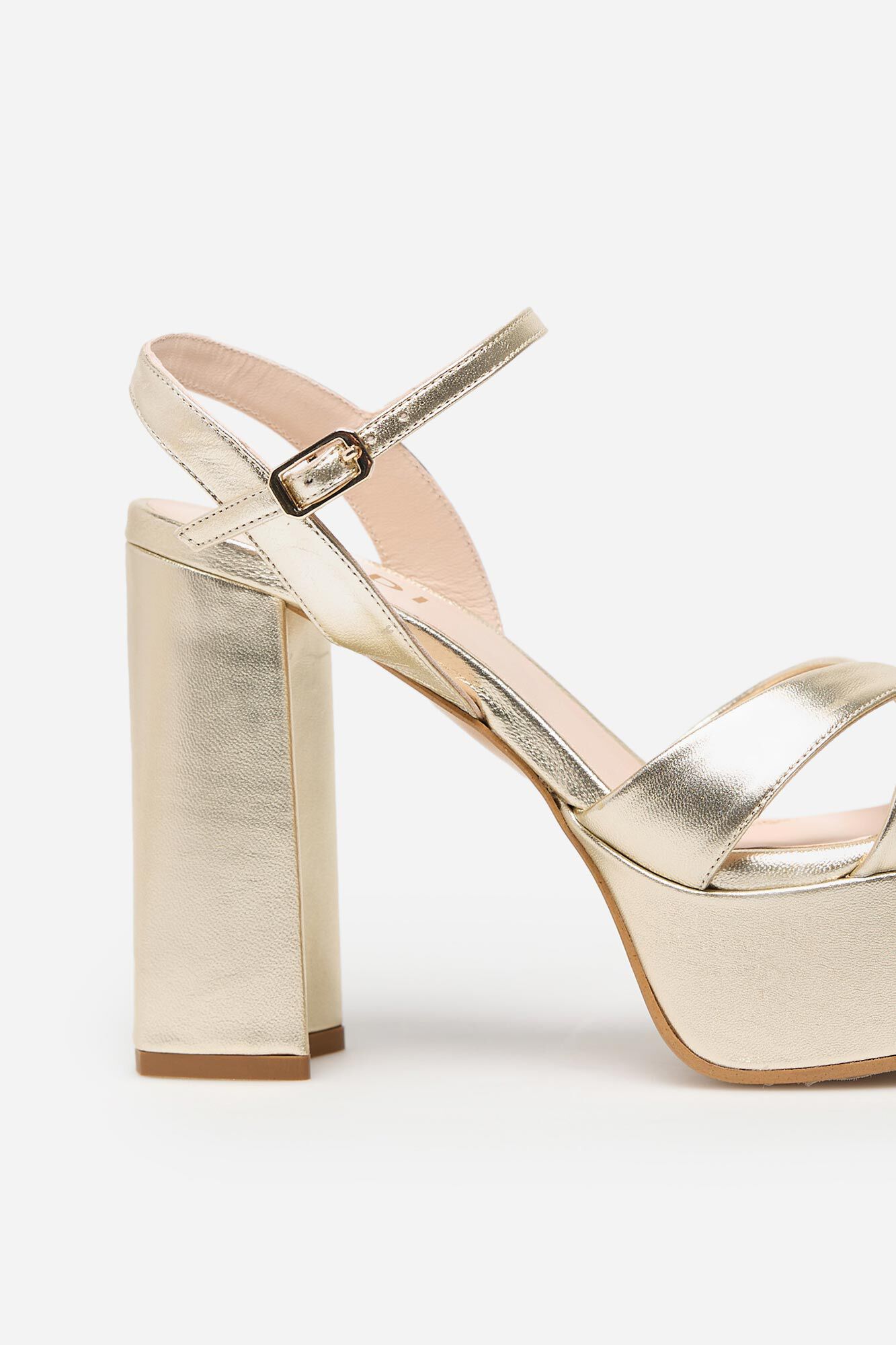 Lodi Sand&aacute;lia salto