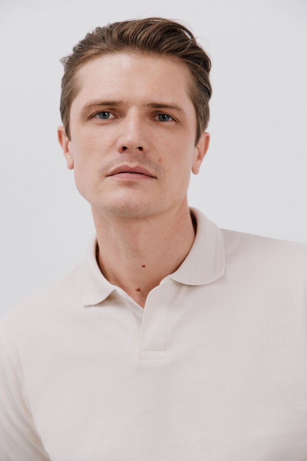 Cortefiel Polo estruturado com gola aberta Ecru