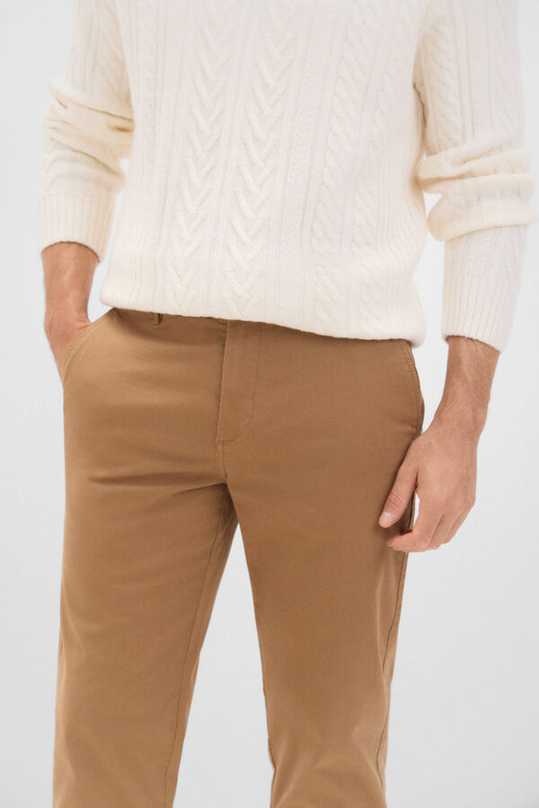 Cortefiel Pantal&oacute;n chino regular fit Camel