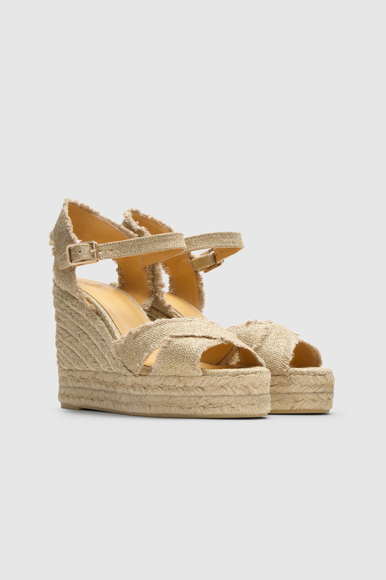 Casta&ntilde;er Sand&aacute;lia de cunha Bromelia linho