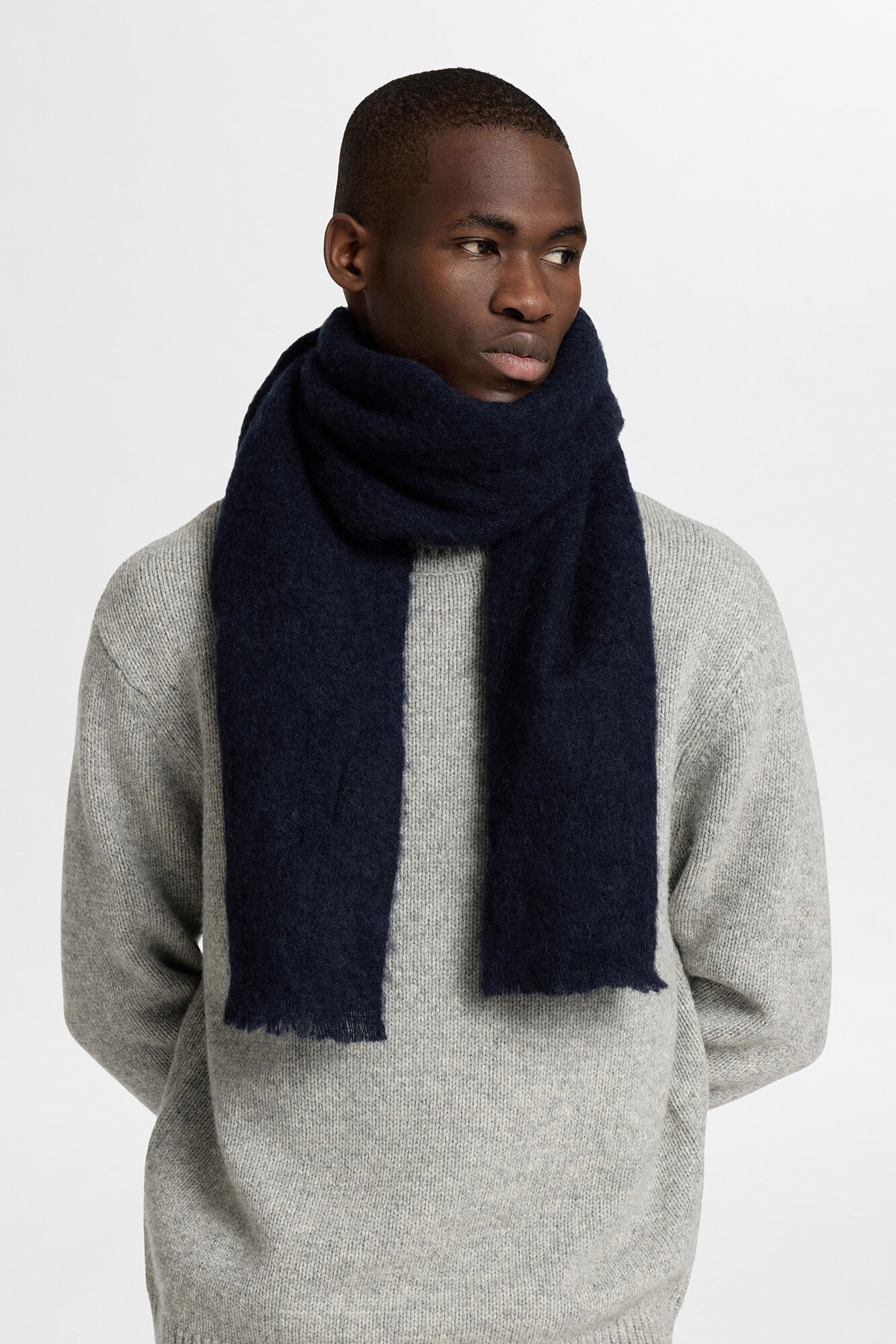 Selected Len&ccedil;o feito de l&atilde;. 