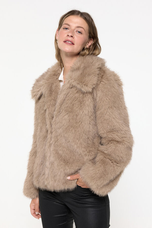 Vero Moda Abrigo corto efecto pelo Marr&oacute;n