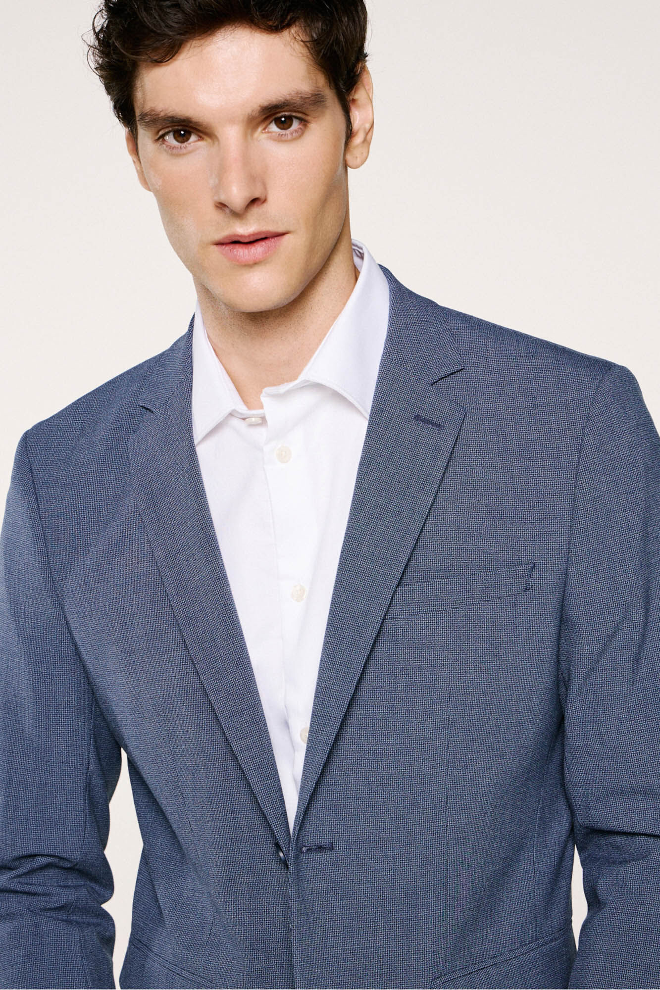 Selected Americana Slim Fit confeccionada con materiales reciclados.