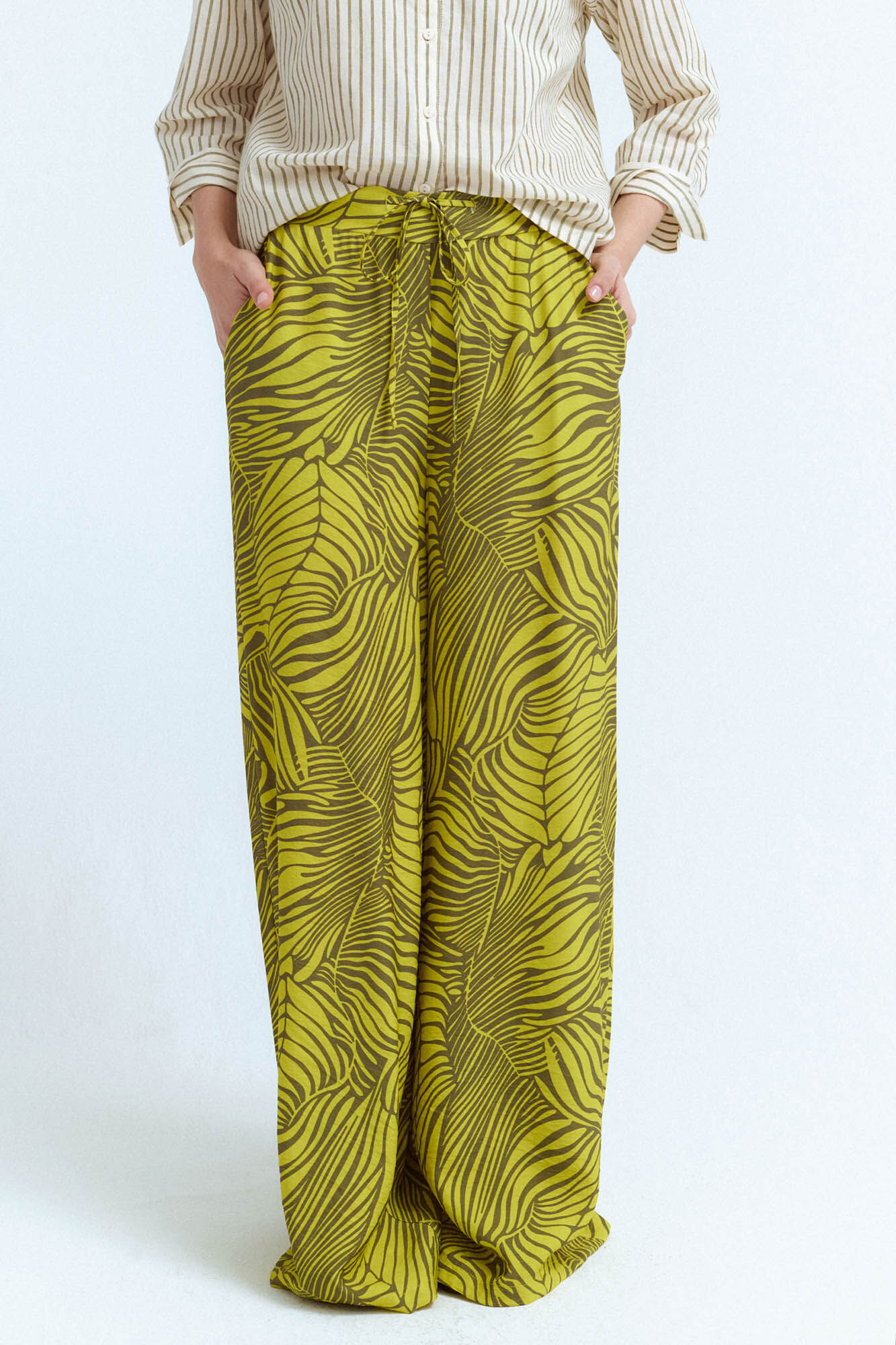 Vila Pantal&oacute;n ancho estampado tropical con viscosa