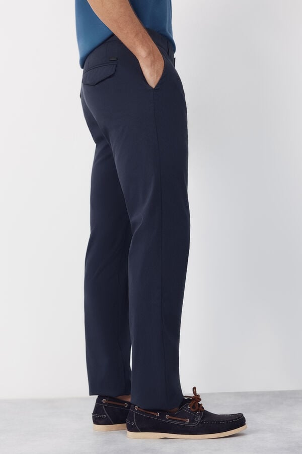 Cortefiel Pantal&oacute;n chino t&eacute;cnico slim ligero Azul marino
