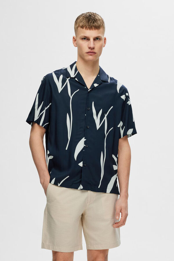 Selected Camisa de manga corta con print confeccionada 100% con viscosa Ecovero. Azul marino