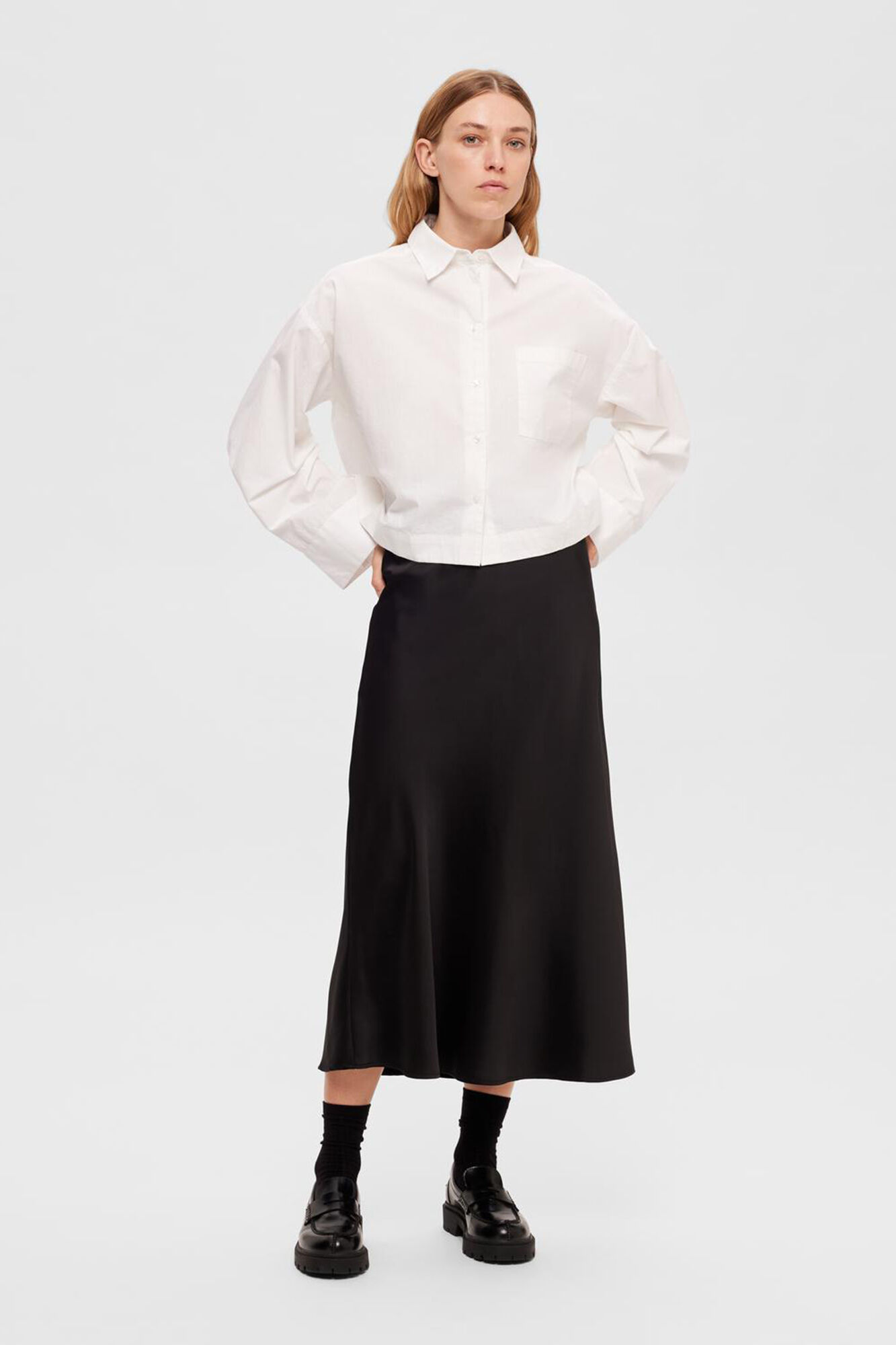 Selected Falda midi fluida confeccionada con materiales reciclados.
