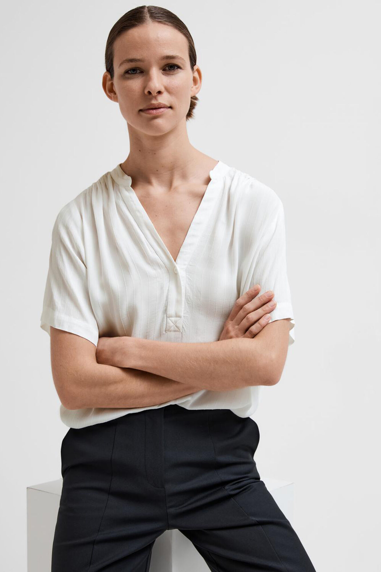 Selected Femme Blusa de manga curta confecionada com viscose Ecovero. 