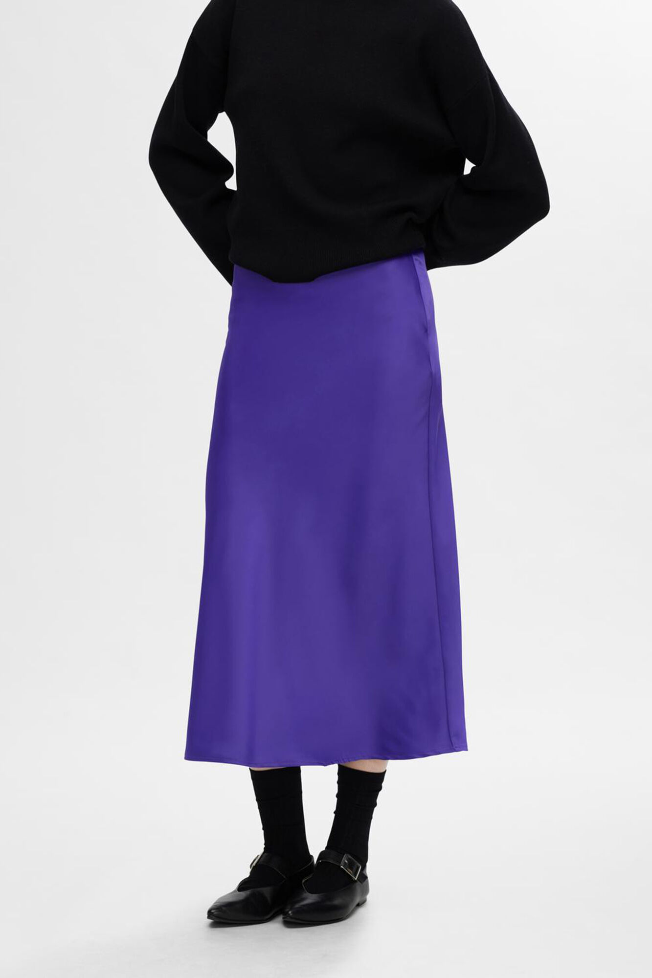 Selected Femme Falda Midi satinada confeccionada con materiales reciclados.