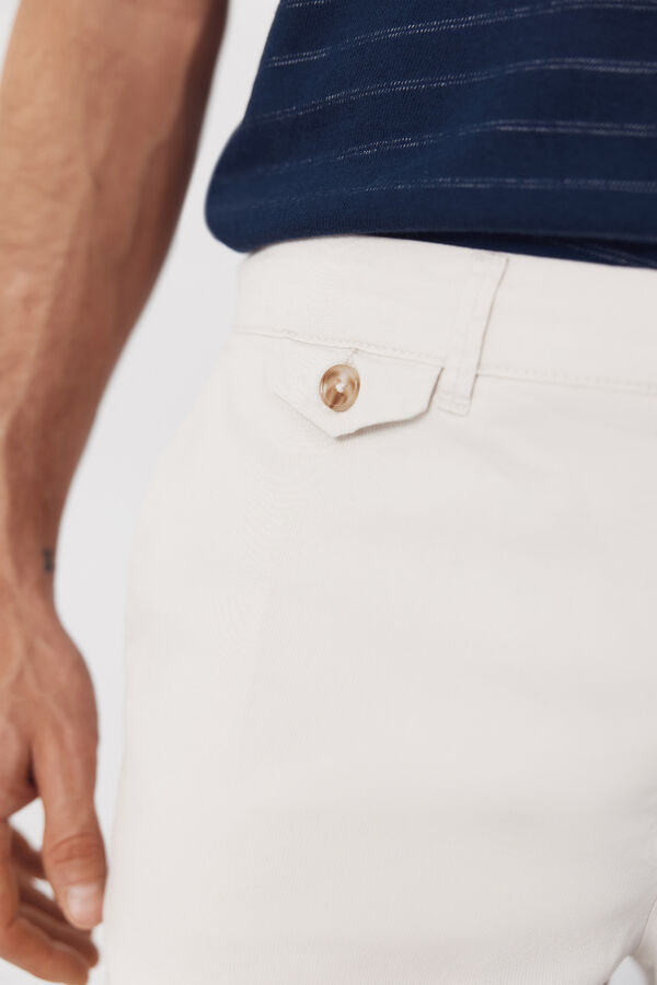 Cortefiel Bermuda chino estampada ligera Marfil