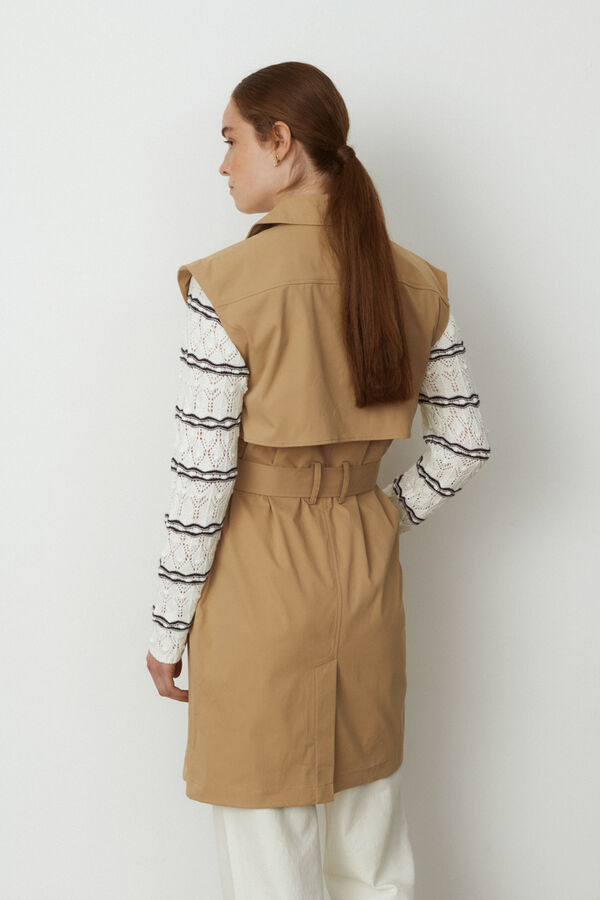 Vila Gabardina sin mangas doble abotonadura Marr&oacute;n